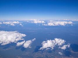 aérien vue de montagnes, ciel et des nuages vu par avion fenêtre photo