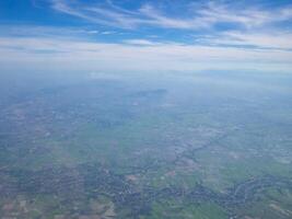 aérien vue de terres et des nuages vu par le avion fenêtre photo