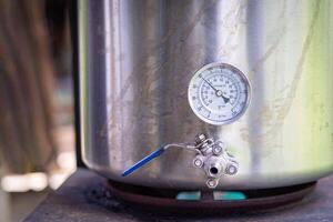 fermer de de l'alcool thermomètre sur artisanat Bière réservoir. sélectif se concentrer. Accueil brassage processus photo