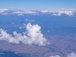 aérien vue de montagnes, ciel et des nuages vu par avion fenêtre photo