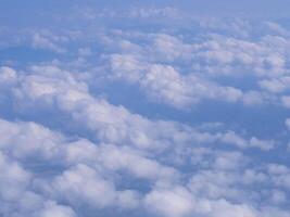 vue aérienne de cloudscape vu à travers la fenêtre de l'avion photo