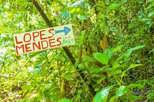 panneau de direction du sentier de randonnée vers les lopes mendes sur ilha grande. photo