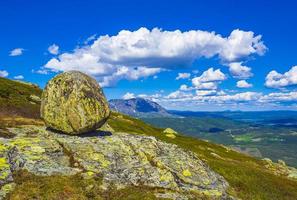 énorme rocher gros rocher enneigé dans les montagnes panorama norvège hemsedal. photo