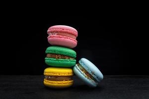 quatre produits naturels faits maison multicolores macaron sur fond noir photo