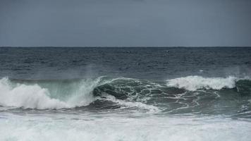 vagues de l'Atlantique aux îles canaries photo