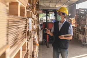 travailleur vérifiant l'inventaire des matières premières en usine photo