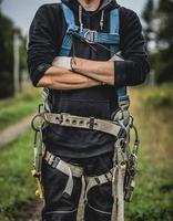 technicien en uniforme avec harnais debout, les bras croisés. photo