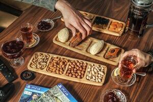 table avec plateaux de nourriture et rafraîchissant les boissons photo