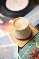 une tasse de café sur une table en bois photo