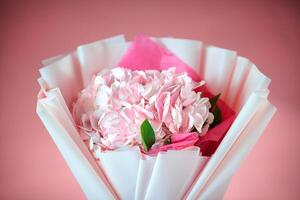 rose et blanc fleur bouquet enveloppé dans papier photo