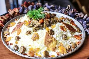 assiette de nourriture avec riz, Viande, et des légumes photo