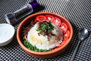 bol de riz avec tomates et herbes photo