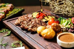 en bois Coupe planche avec Viande et légume assortiment photo