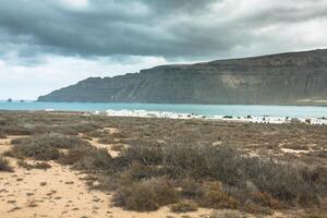 Famara falaises dans lanzarote de isla gracieuse, canari îles, Espagne. photo