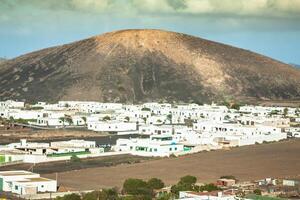 magnifique village yaiza avec vue à le volcans de lanzarote photo