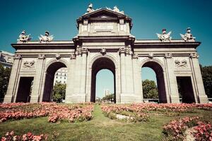 alcala porte puerta de alcala - monument dans le indépendance carré dans Madrid, Espagne photo