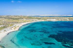 aérien vue de le célèbre mellieha baie dans Malte île photo