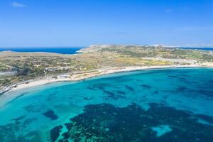 aérien vue de le célèbre mellieha baie dans Malte île photo