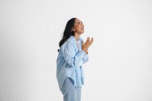 une triste asiatique femme portant une bleu chemise regards stressé et déprimé, isolé blanc Contexte. photo