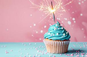 petit gâteau avec bleu Glaçage et cierge magique photo