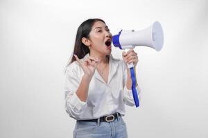 excité asiatique femme dans décontractée formel tenue en portant et en criant à mégaphone, montrer du doigt peu doigt plongé dans violet encre après vote pour Indonésie élection, permanent sur isolé blanc Contexte photo