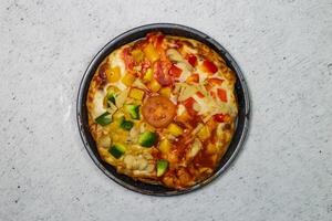 légume Pizza Garniture avec tomate, oignon, concombre, champignon et fromage servi dans plat isolé sur gris Contexte Haut vue de bangladeshi Fast food photo