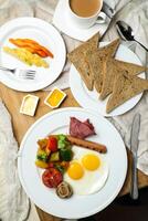 Anglais petit déjeuner avec légume salade comprendre tomate, pomme de terre, salade feuille et carotte avec thé, café, et sucré melon servi sur nourriture table Haut vue en bonne santé petit déjeuner photo