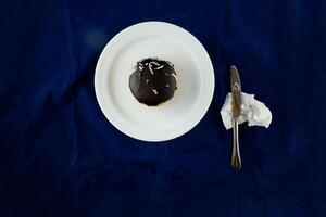 Chocolat Berlinois Donut avec couteau servi dans assiette isolé sur Contexte Haut vue de cuit petit déjeuner nourriture photo