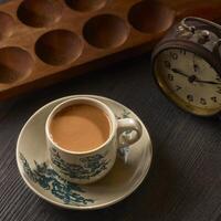 Frais Lait thé ou doodh patti et chai servi dans tasse isolé sur table côté vue en bonne santé Matin boisson photo