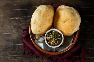 cholé bature ou chanay pathuray et puri servi dans plat isolé sur table Haut vue de Indien, bangladeshi et pakistanais petit déjeuner nourriture photo