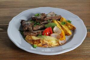 mélanger kofta kabab et agneau hacher avec Patate légumes, tomate et oignon servi dans plat isolé sur table côté vue de arabe nourriture photo