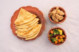 desi petit déjeuner mixte légumes, halwa et paratha servi dans plat isolé sur Contexte Haut vue de bangladais petit déjeuner photo