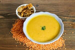 lentille soupe avec craquelins servi dans bol isolé sur table côté vue de arabe nourriture photo