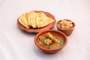 desi petit déjeuner viande de mouton nalli Nihari, halwa et paratha servi dans plat isolé sur Contexte Haut vue de bangladais petit déjeuner photo