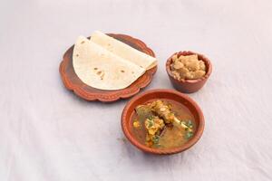 desi petit déjeuner viande de mouton nalli Nihari, halwa et chapatti servi dans plat isolé sur Contexte Haut vue de bangladais petit déjeuner photo