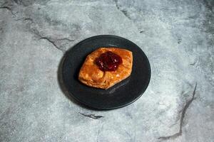 fraise danois bouffée Pâtisserie rempli avec sucré fromage servi dans assiette isolé sur Contexte Haut vue de cuit nourriture Indien dessert photo