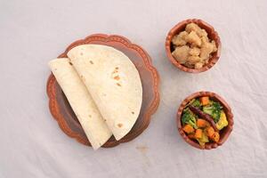 desi petit déjeuner mixte légumes, halwa et paratha servi dans plat isolé sur Contexte Haut vue de bangladais petit déjeuner photo