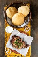 poulet hacher ou type avec dal puri, raita et oignon isolé sur table Haut vue de Indien, bangladeshi et pakistanais nourriture photo