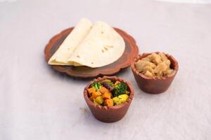 desi petit déjeuner mixte légumes, halwa et paratha servi dans plat isolé sur Contexte Haut vue de bangladais petit déjeuner photo