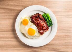 rôti porc avec frit ensoleillé Oeuf et riz servi dans plat isolé sur table Haut vue de Hong kong nourriture photo