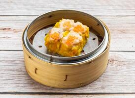 Crabe chevreuil siu mei servi dans plat isolé sur en bois table Haut vue Hong kong nourriture photo
