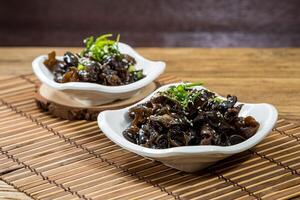 avec froid noir champignon houblons servi dans plat isolé sur tapis Haut vue sur en bois table Hong kong nourriture photo