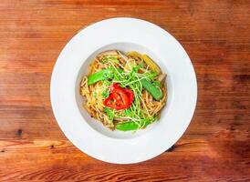 légume Aglio e olio avec bébé maïs, champignon et tomate servi dans plat isolé sur en bois table Haut vue de Hong kong nourriture photo