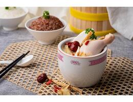 à base de plantes poulet soupe avec cuillère servi dans chaud pot isolé sur table Haut vue de Singapour nourriture photo