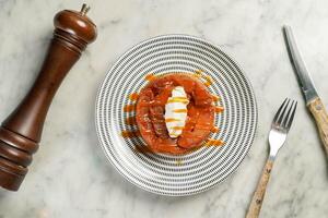 Tarte tatin servi dans plat isolé sur marbre Contexte Haut vue sur Hong kong nourriture photo