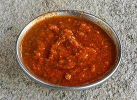 épicé et sucré chutney ou sauce servi dans plat isolé sur gris Contexte côté vue de Indien épices et pakistanais nourriture photo