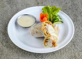 poulet fromage rouleau avec mayo tremper servi dans plat isolé sur gris Contexte côté vue de Indien épices et pakistanais nourriture photo