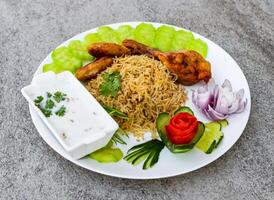 épicé poulet yakhni Pulao avec shami Kabab, raita et salade servi dans plat isolé sur Contexte Haut vue de Indien épices et pakistanais nourriture photo
