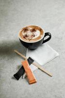 chaud Chocolat café comprendre sucre paquet, Lait isolé sur tissu côté vue café petit déjeuner chaud boisson photo