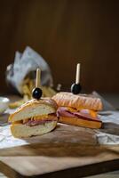 robuste rôti du boeuf Cheddar sandwich avec Mayonnaise tremper avec frites servi dans en bois planche isolé sur serviette de table côté vue de petit déjeuner nourriture photo